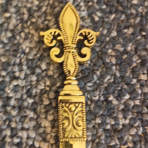 Gold Fleur-de-Lis Letter Opener Vibtage - Picture 2 of 4